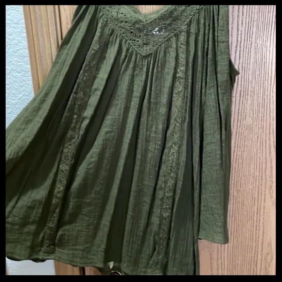 NO BOUNDARIES SIZE M V-NECK COLD SHOULDER 3/4 LENGTH BELL SLEEVE CROCHET BOHO - Picture 2 of 10